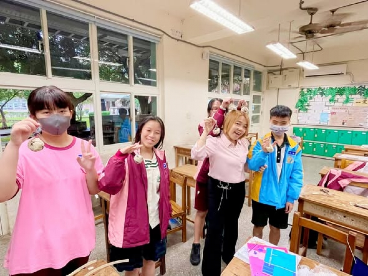 Học sinh cùng nhau học đan cầu mây. Ảnh: FBNV