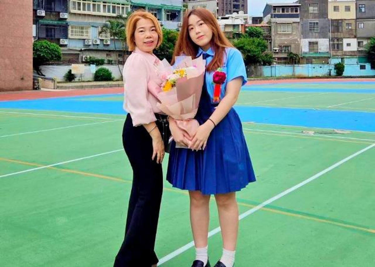 Chị Bùi Huyền Xiêm và con gái. Ảnh: FBNV