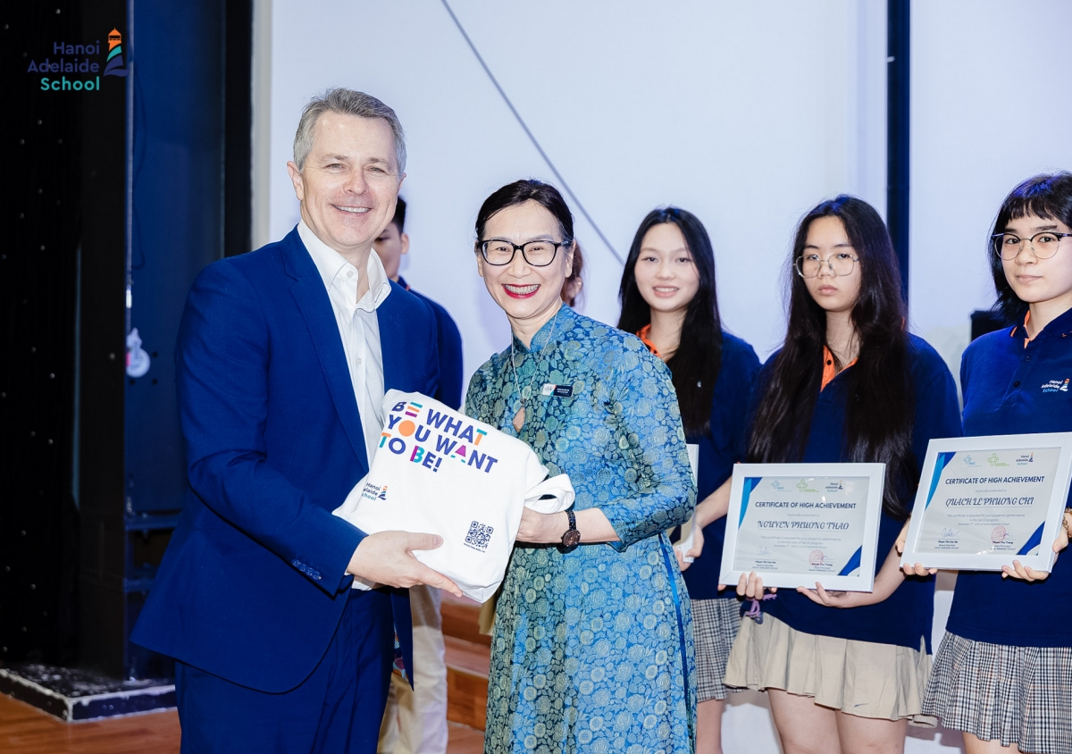 Bộ trưởng Giáo dục Australia, Ngài Jason Clare và cô giáo Cúc Hà tại trường Hanoi Adelaide School nhân chuyến thăm Việt Nam tháng 12 năm 2025.