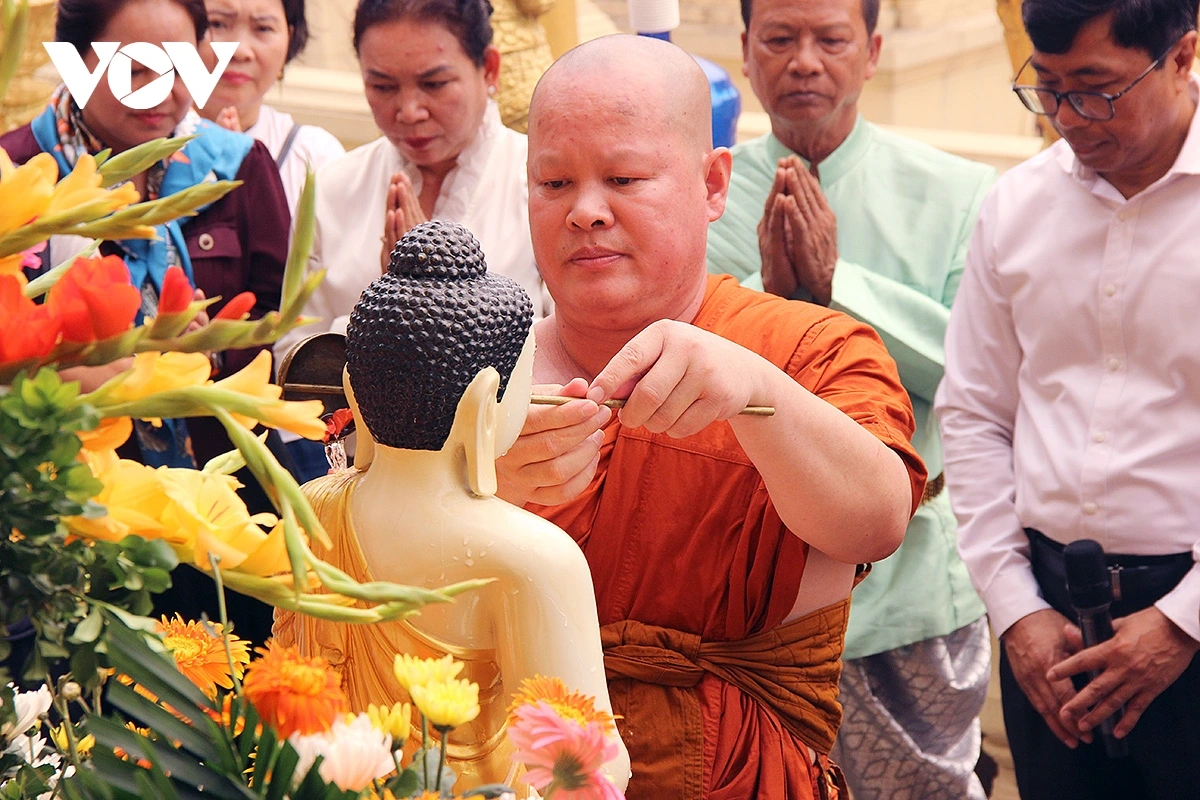 Bà con Khmer làm Lễ tắm tượng Phật. Các vị Acha đặt tượng Phật vào thau lớn có hoa tươi, nước tinh khiết ướp hoa. Vị Acha đọc kinh, các vị sư sãi dùng cành hoa nhúng vào nước thơm tắm tượng Phật.