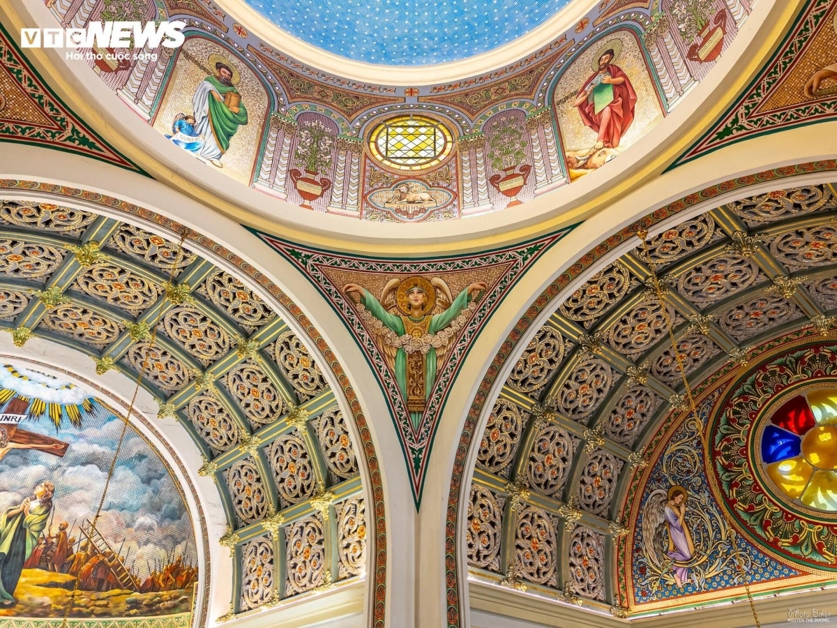 ດ້ານໃນເທວະສະຖານກວ້າງ 500 ຕາແມັດ; ໄດ້ຮັບການປະດັບປະດາຢ່າງລະອຽດລະອໍ ດ້ວຍພາບຫີນ Mosaic.