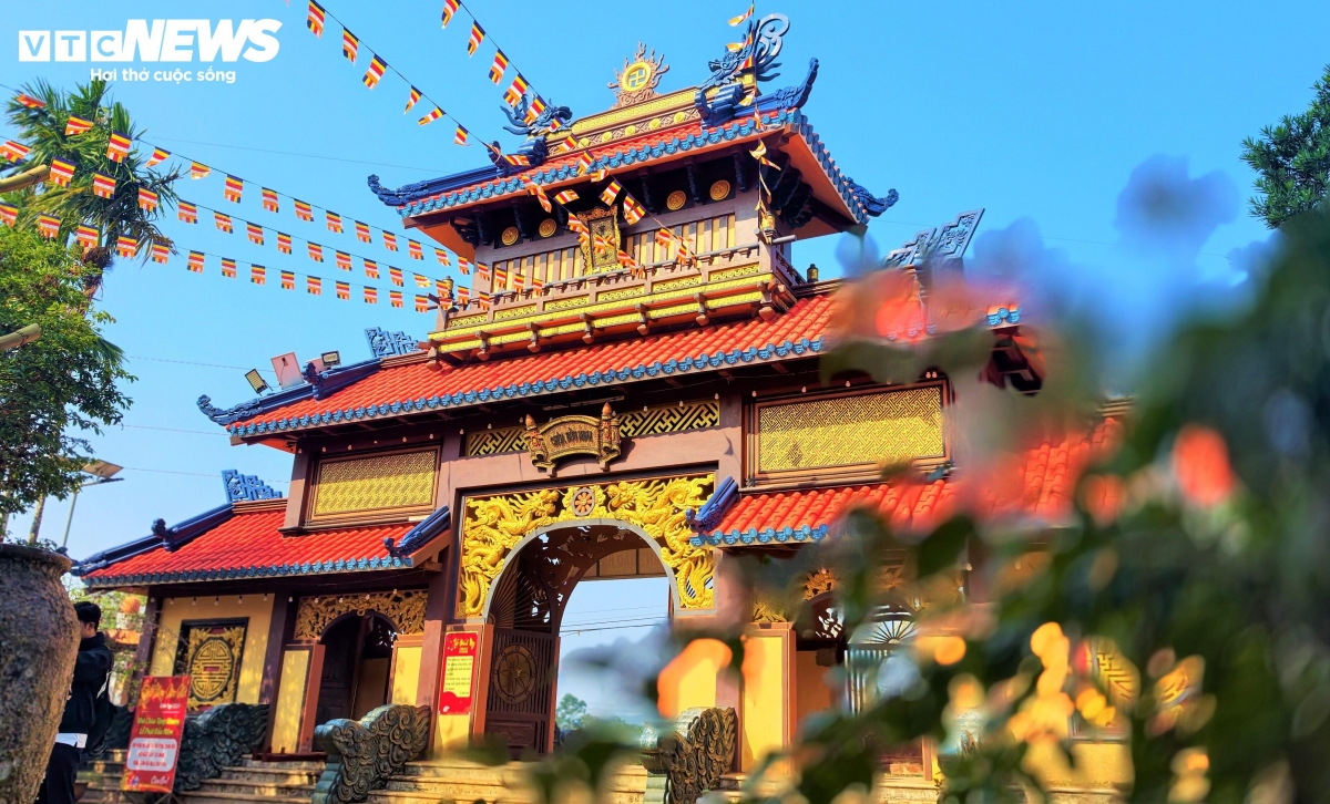 Chánh điện của chùa có diện tích 520m2, toàn bộ công trình được xây dựng bằng bê tông cốt thép hiện đại nhưng lại mang đường nét mềm mại.