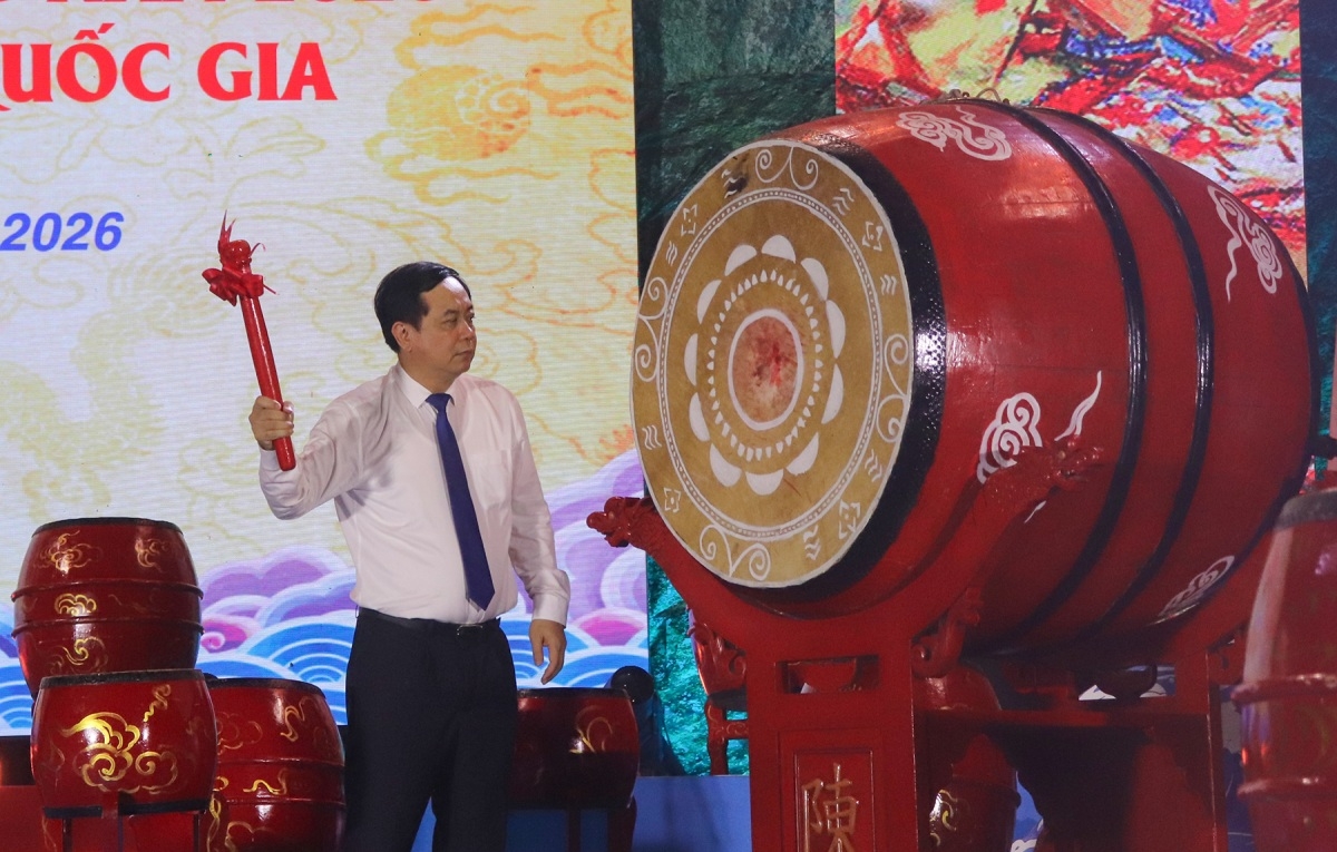 Ông Mai Vũ Tuấn, Trưởng Ban Quản lý Di sản thế giới vịnh Hạ Long - Yên Tử gióng trống khai hội. Ảnh: Trường Giang/VOV-Đông Bắc