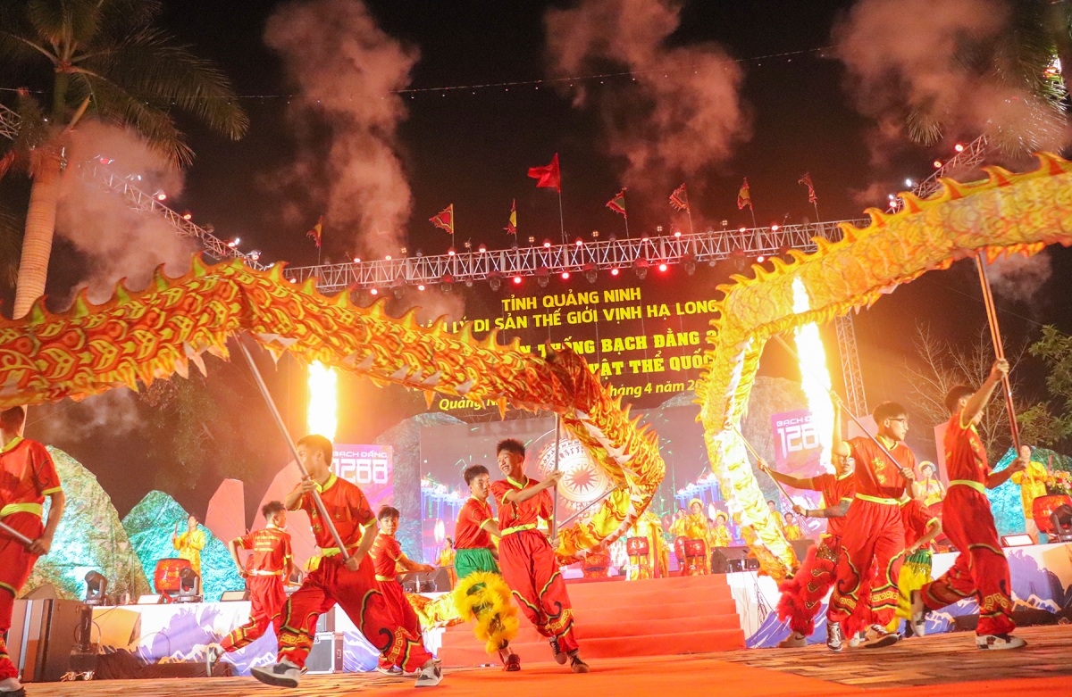Des performances artistiques retracent des victoires historiques sur le fleuve Bach Dang. Photo: Truong Giang/VOV Nord-Est