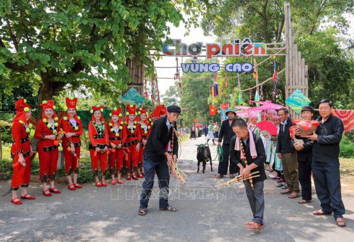 Un mercado de las tierras altas en la Aldea Cultural y Turística de las Nacionalidades de Vietnam. Foto: Hoang Hieu/VNA