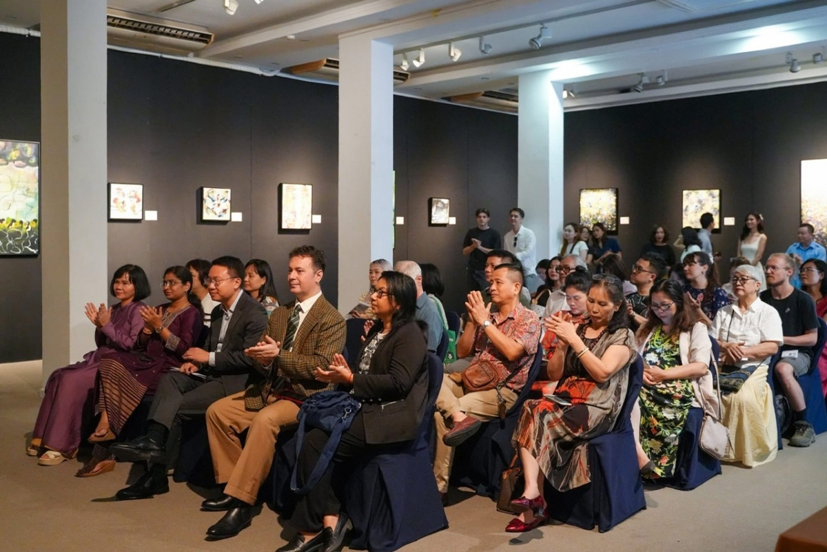 Lễ khai mạc triển lãm tại Bảo tàng Phụ nữ thu hút đông đảo người quan tâm tham dự. Ảnh: NVCC