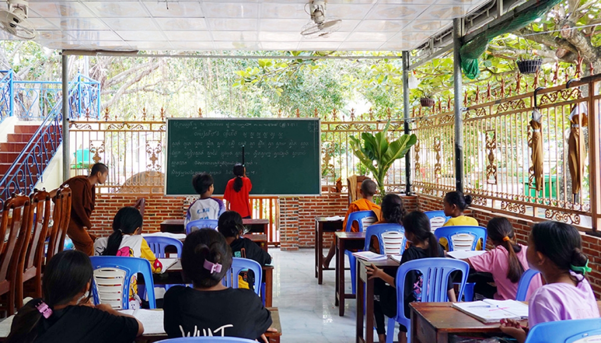 Les enceintes des pagodes de la province d’An Giang deviennent des salles de classe gratuites pour les enfants khmers. Photo: baoangiang.com.vn