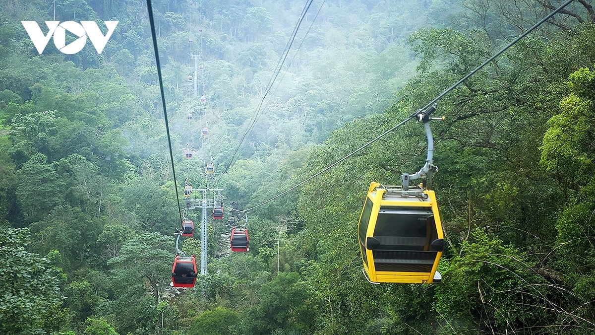 Tay Thien cable car runs through a picturesque mountainous landscape. (Photo: Thu Vu/VOV)