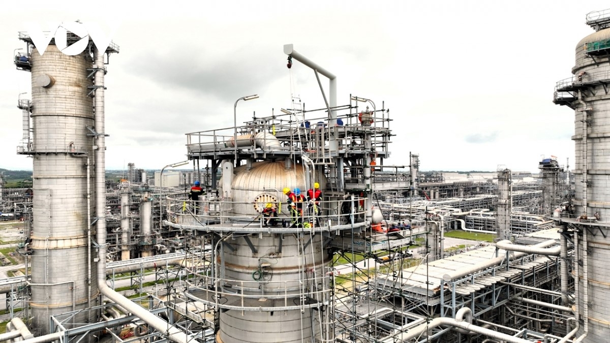 Las refinerías nacionales continúan dependiendo en gran medida del crudo importado, lo que evidencia la vulnerabilidad estructural del suministro energético. Foto ilustrativa: VOV