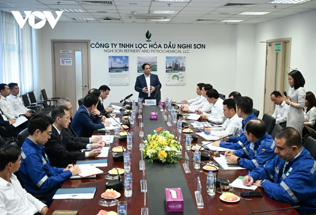 El primer ministro, Pham Minh Chinh, ha ordenado acelerar con carácter urgente la construcción de una reserva estratégica de combustibles en Nghi Son, provincia de Thanh Hoa. Foto : VOV