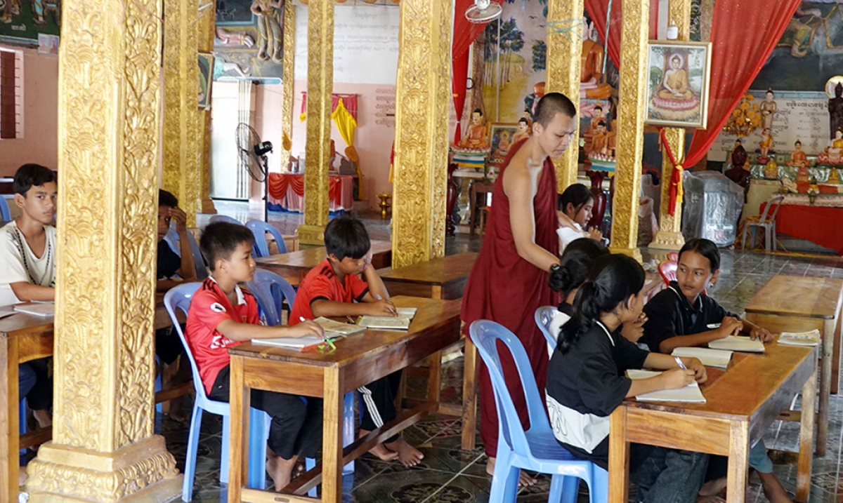 Les enseignants sont des moines de la pagode qui accompagnent les enfants depuis l’initiation jusqu’à la maîtrise de la lecture et de l’écriture. Photo: baoangiang.com.vn