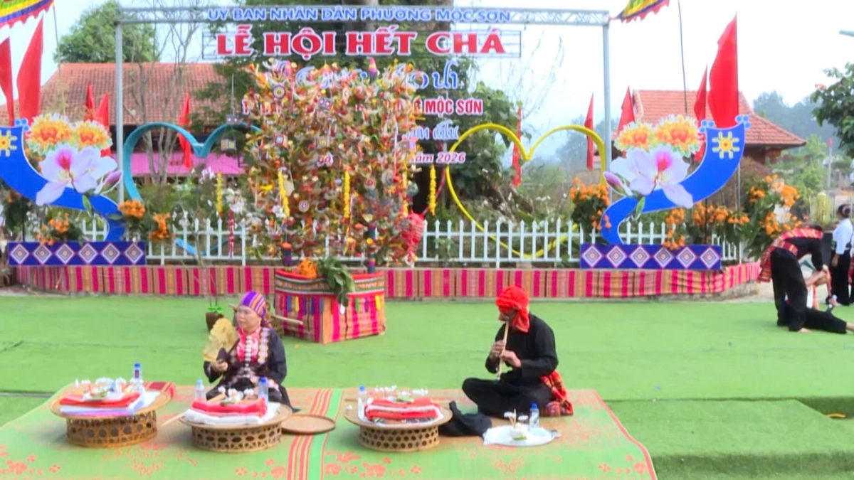 Thầy mo thực hiện nghi lễ cúng. Ảnh: Thu Thuỳ/VOV-Tây Bắc