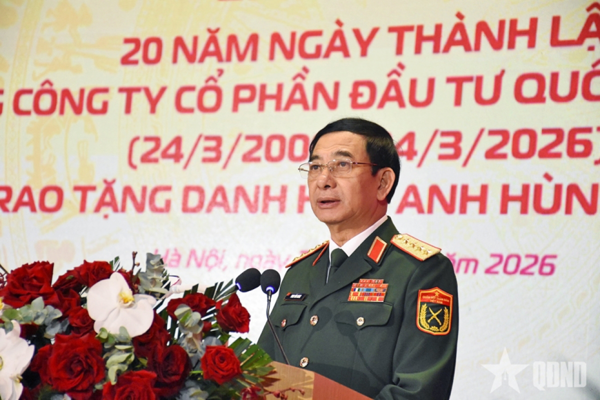 នាយឧត្តមសេនីយ៍ ផាន់ វ៉ាន់ យ៉ាង ថ្លែងសុន្ទរកថានៅក្នុងពិធីរំលឹកខួបអនុស្សាវរីយ៍នៃការបង្កើត និងទទួលងារជា វីរបុរសពលកម្ម សម្រាប់ Viettel។ រូបថត៖ qdnd.vn