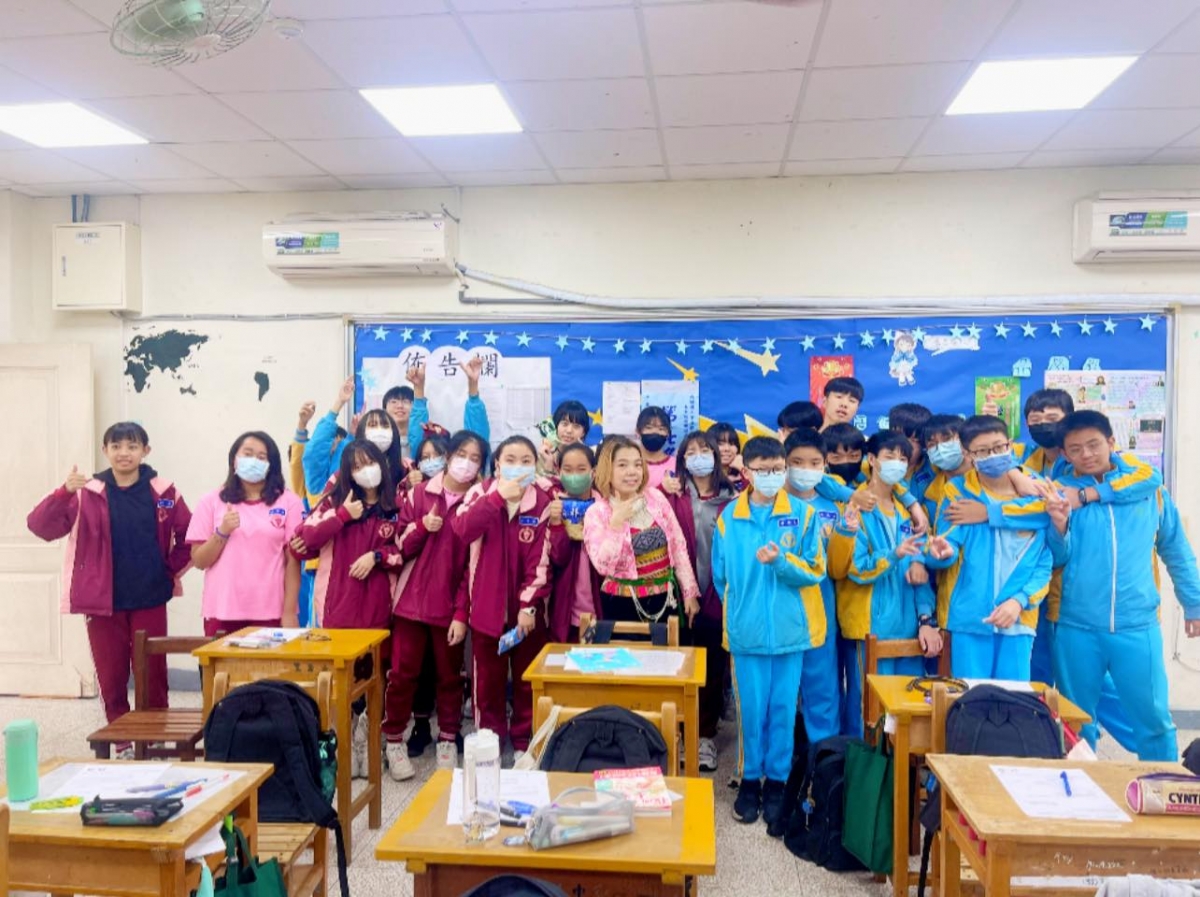 Cô trò trong một giờ học tiếng Việt 90 phút. Ảnh: FBNV