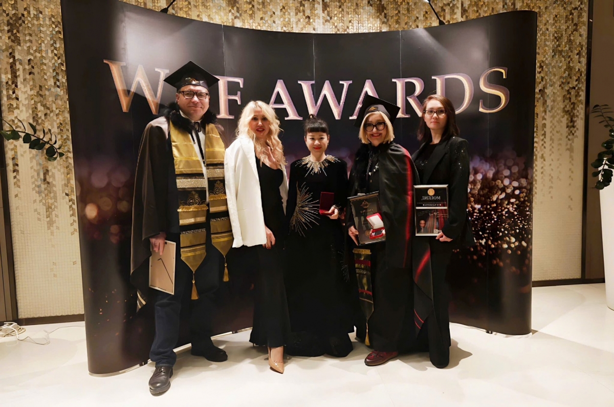 Модельер Линь Мун (в середине) на церемонии вручении премии в Македонии. Фото: представлено героем публикации