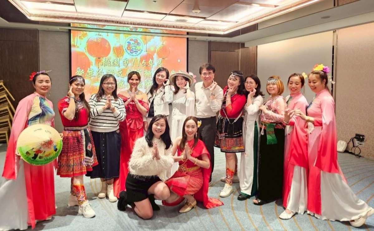 Chị Bùi Huyền Xiêm, thứ ba từ phải sang tại một sự kiện văn hóa. Ảnh:FBNV