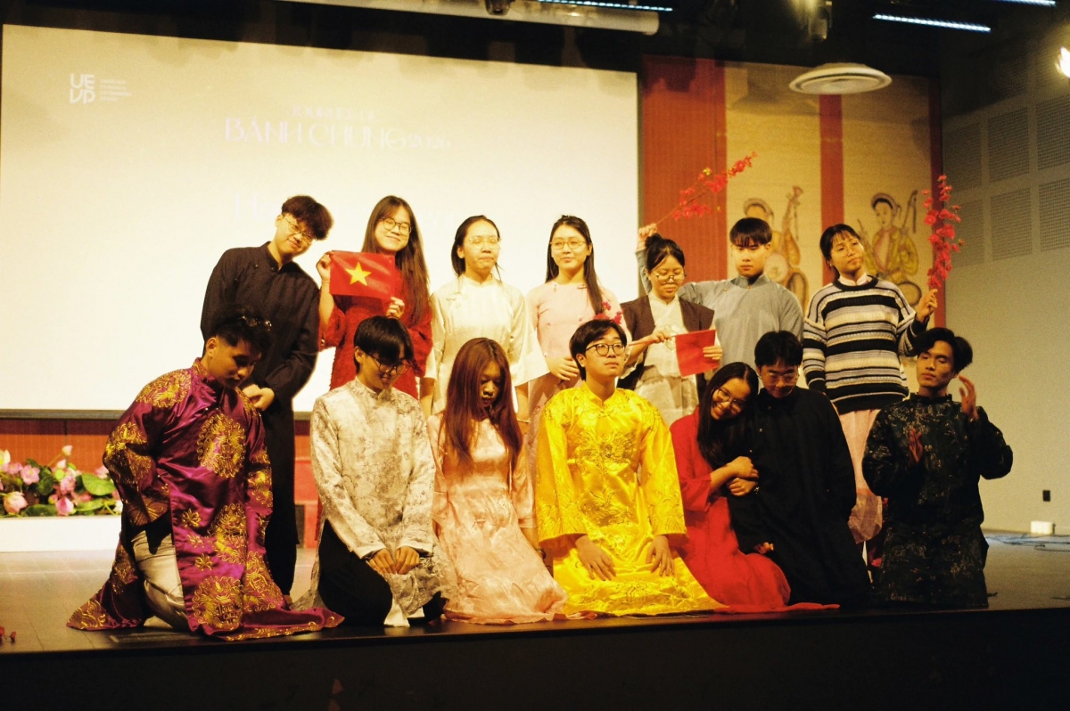 Tiết mục văn nghệ  chi hội SVVN tại Paris. Ảnh:FBNV