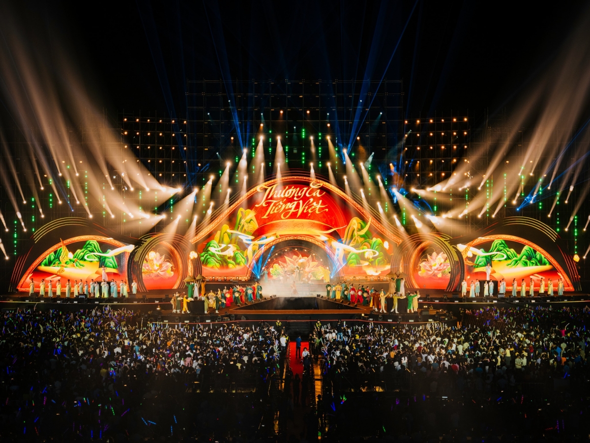 Chương trình được kiến tạo trên trục hình tượng “sóng” và “thanh âm” - những tín hiệu đặc trưng của phát thanh, đồng thời là nhịp đập văn hóa của vùng đất mỏ. Từ tiếng gió biển, âm vang sóng vỗ đến nhịp lao động bền bỉ của con người, tất cả được hòa quyện trong dòng chảy âm nhạc, tạo nên mạch kết nối quá khứ - hiện tại - tương lai, phản chiếu sự vận động không ngừng của đời sống và văn hóa trong kỷ nguyên mới.