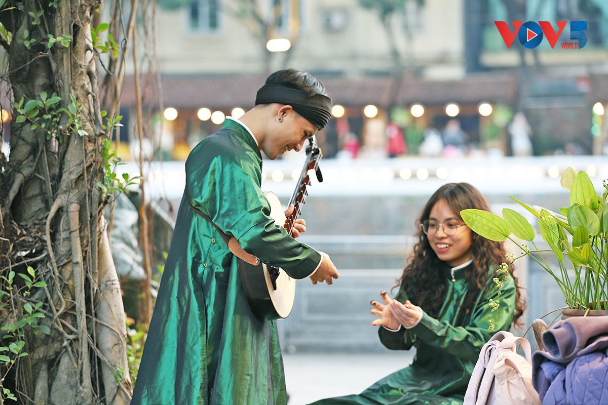 ມີບັນດາຜູ້ໜຸ່ມ, ຜູ້ທີ່ພວມຢູ່ໃນເກນອາຍຸ 20 ປີ…