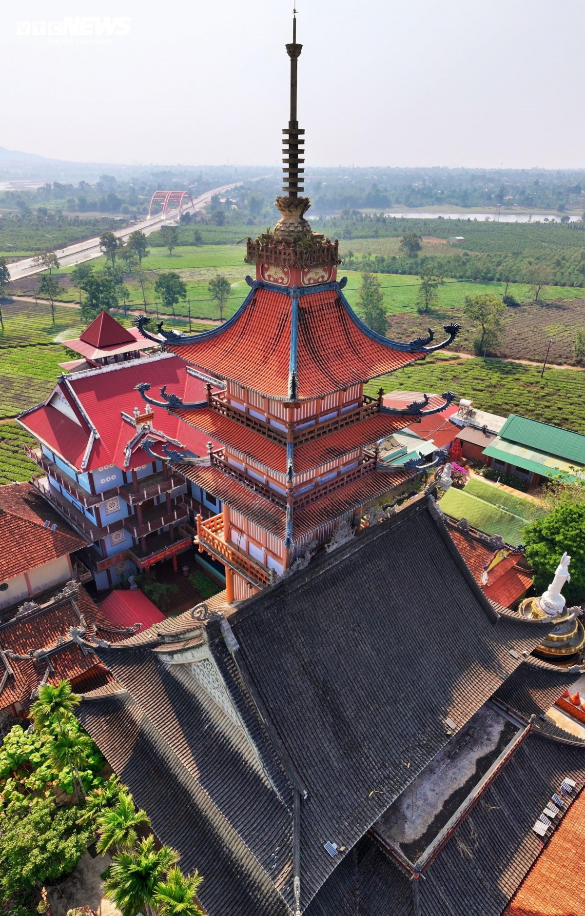 Tòa tháp chính của chùa Bửu Minh cao 47,25m có những đầu đao uốn cong lên nền trời xanh. Dáng vấp cao nhọn của mái chùa gợi nhớ đến hình ảnh nhà rông của đồng bào các dân tộc Tây Nguyên hòa nhập với nét văn hóa đạo Phật.