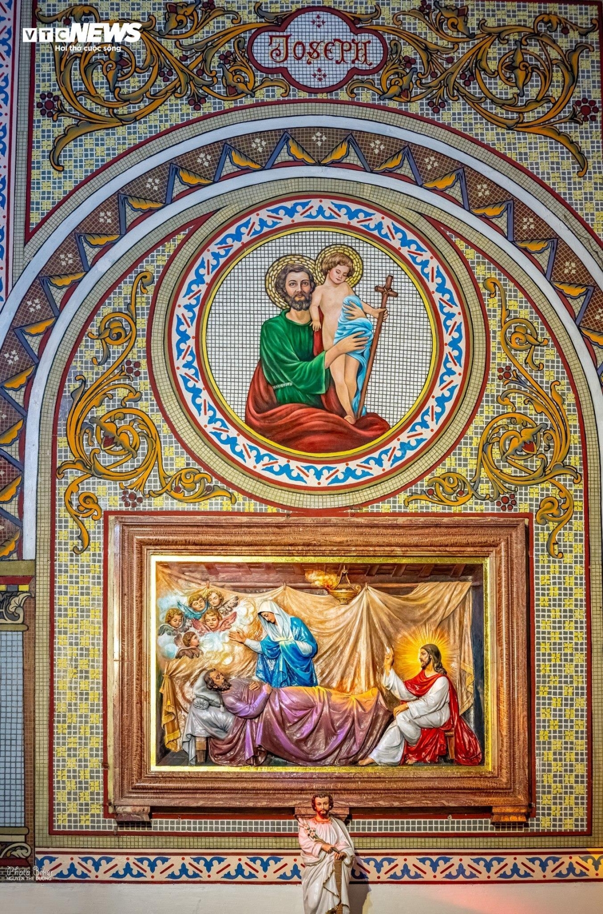 彩色玻璃窗与金箔雕刻交替出现，讲述耶稣受难的故事，营造出既庄严又艺术的氛围。