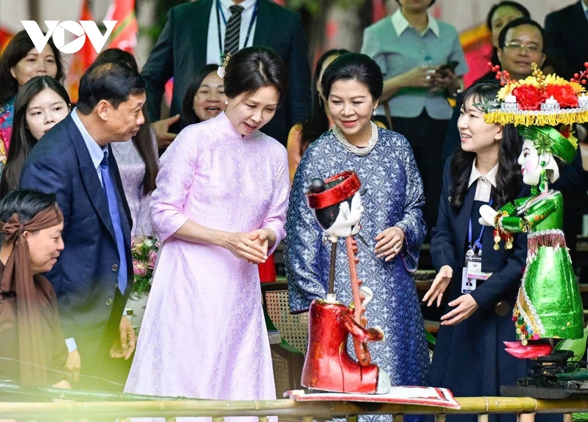 Bà Ngô Phương Ly cảm ơn Phu nhân Tổng thống Hàn Quốc, mong muốn trong tương lai không chỉ có các chuyến lưu diễn của nghệ sĩ Việt Nam và Hàn Quốc ở mỗi nước mà còn mở rộng, thúc đẩy hơn nữa hợp tác về công nghiệp văn hóa, một lĩnh vực mà Hàn Quốc có thế mạnh, còn Việt Nam đang rất chú trọng phát triển.