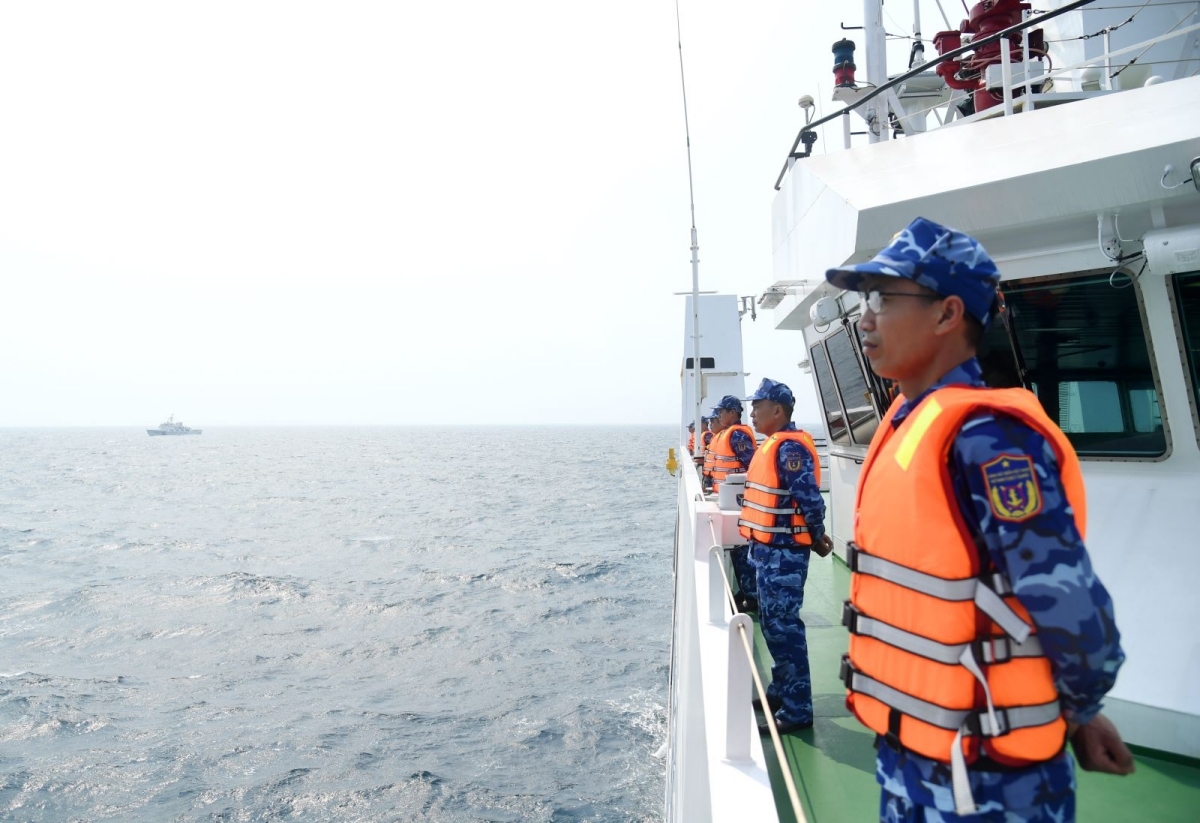 Cảnh sát biển 2 nước thực hiện nghi thức chào xã giao trên biển. Ảnh: baotintuc.vn