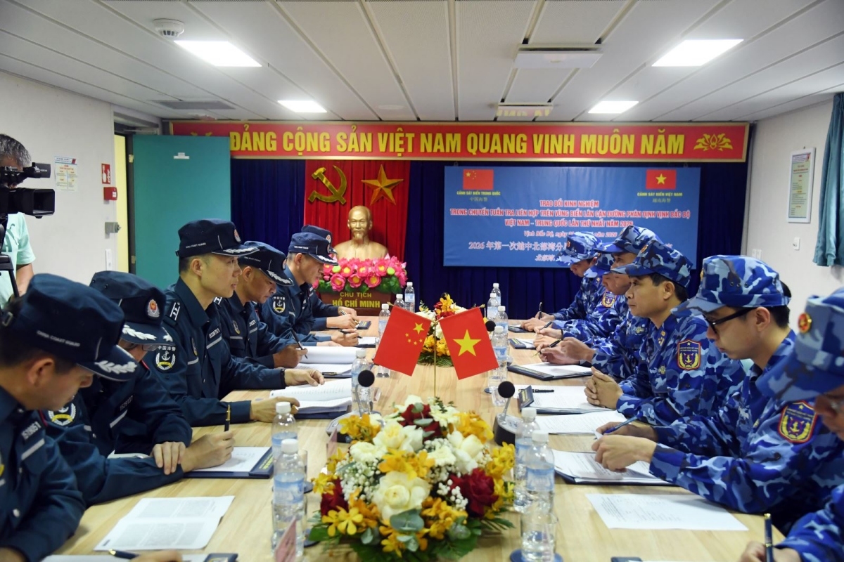  Giao lưu nghiệp vụ pháp luật giữa hai lực lượng trên tàu CSB 8004. Ảnh: baotintuc.vn