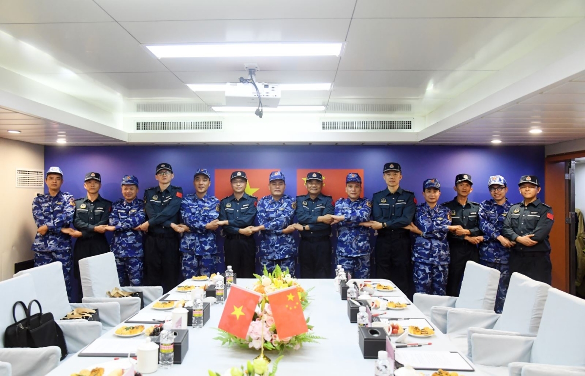 : Đoàn công tác Cảnh sát biển hai nước chụp ảnh lưu niệm trên tàu Hải cảnh 4303 sau khi kết thúc hội đàm, tổng kết chuyến đi. Ảnh: baotintuc.vn