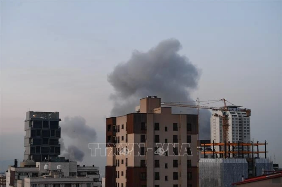 Smokes rise after an attack in Tehran, Iran. (Photo: VNA)