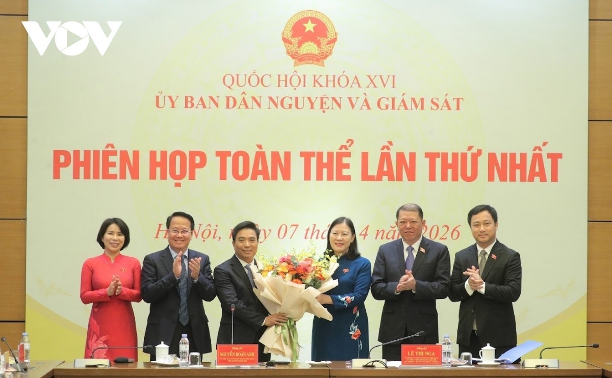 Phó Chủ tịch Quốc hội Nguyễn Doãn Anh tặng hoa chúc mừng Thường trực Ủy ban Dân nguyện và Giám sát. Ảnh: Vân Hồng/VOV