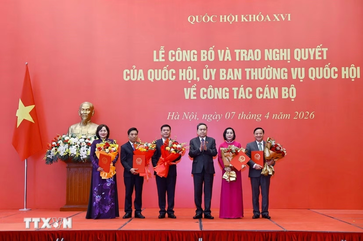 Chủ tịch Quốc hội Trần Thanh Mẫn trao Nghị quyết của Quốc hội cho các Phó Chủ tịch Quốc hội. Ảnh: Doãn Tấn/TTXVN