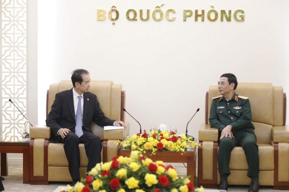 Đại tướng Phan Văn Giang, Bộ trưởng Quốc phòng và Đại sứ Trung Quốc tại Việt Nam Hà Vĩ tại buổi tiếp. Ảnh: nhandan.vn