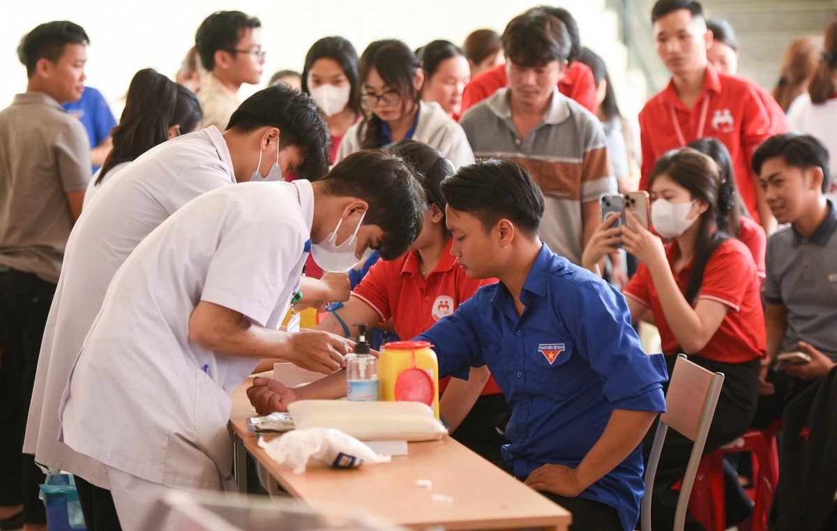 Young people donate blood in Da Nang. (Photo: Tuyet Le/VOV-Central Region)