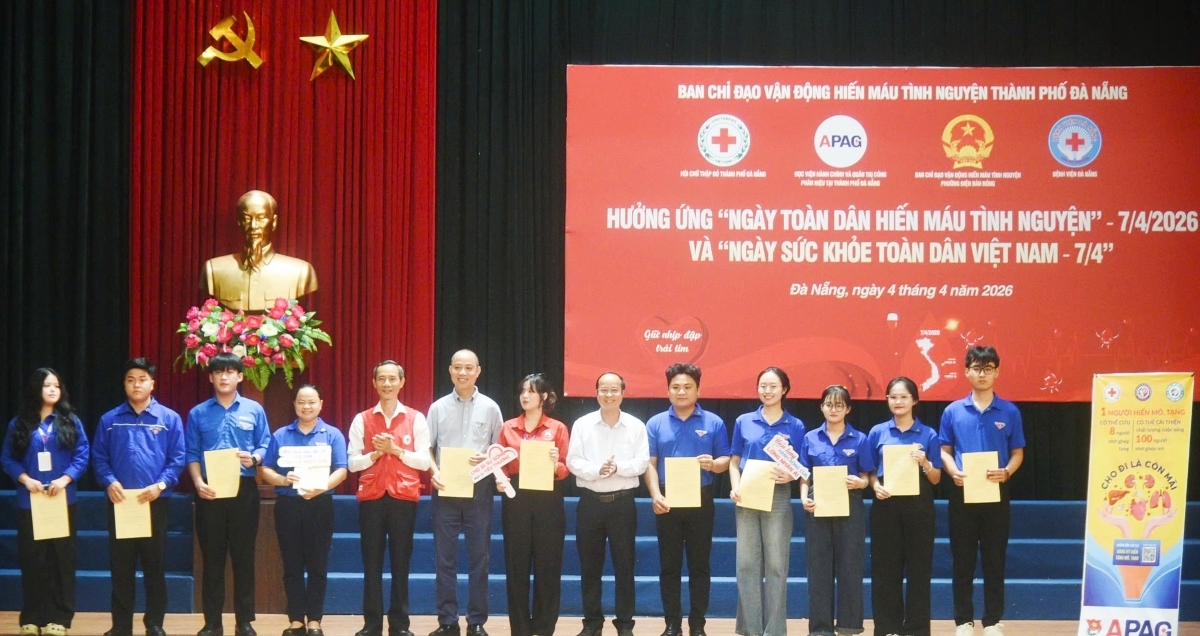 Granting cards of honor to people who register to donate organs and tissues. (Photo: Tuyet Le/VOV-Central Region)