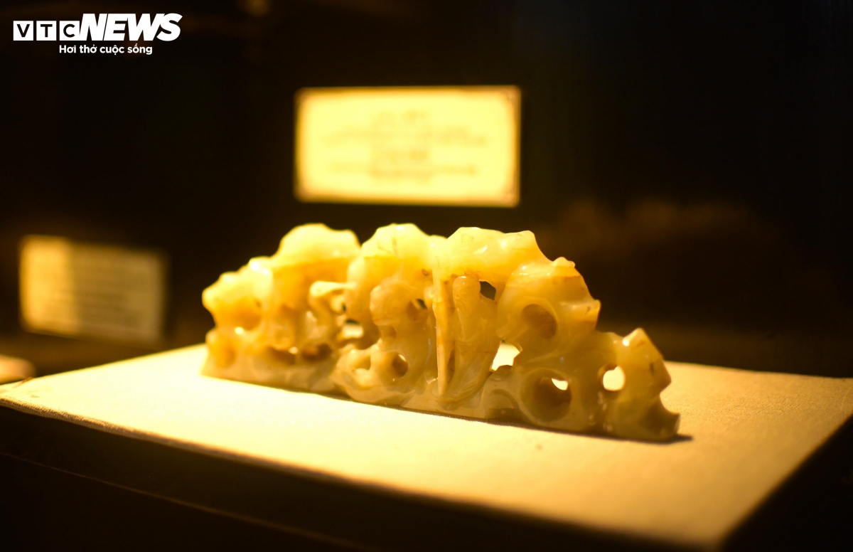 Căn cứ vào đặc điểm cụ thể, hơn 120 hiện vật được phân chia thành 5 nhóm gồm: hiện vật biểu trưng địa vị và quyền lực; thờ tự, nghi lễ; văn phòng tứ bảo; trang trí; đồ dùng sinh hoạt. Các hiện vật được ngự xưởng chế tác, điêu khắc tỉ mỉ, tinh tế từ các loại ngọc khác nhau. Trong ảnh là gác bút được dùng trong các thư phòng triều Nguyễn.