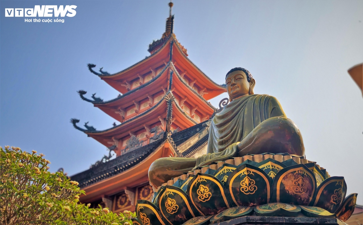 Bước qua cổng Tam quan của chùa là các pho tượng Phật khổng lồ, có thể kể đến là tượng Phật Thích Ca lộ thiên cao hơn 3m trong tư thế ngồi thiền tĩnh tại giữa sân chùa. Ngoài ra còn có tượng Phật Thích Ca nhập niết bàn dài 11m với gương mặt thanh thản, tự tại, mang lại cảm giác bình an cho người chiêm bái.