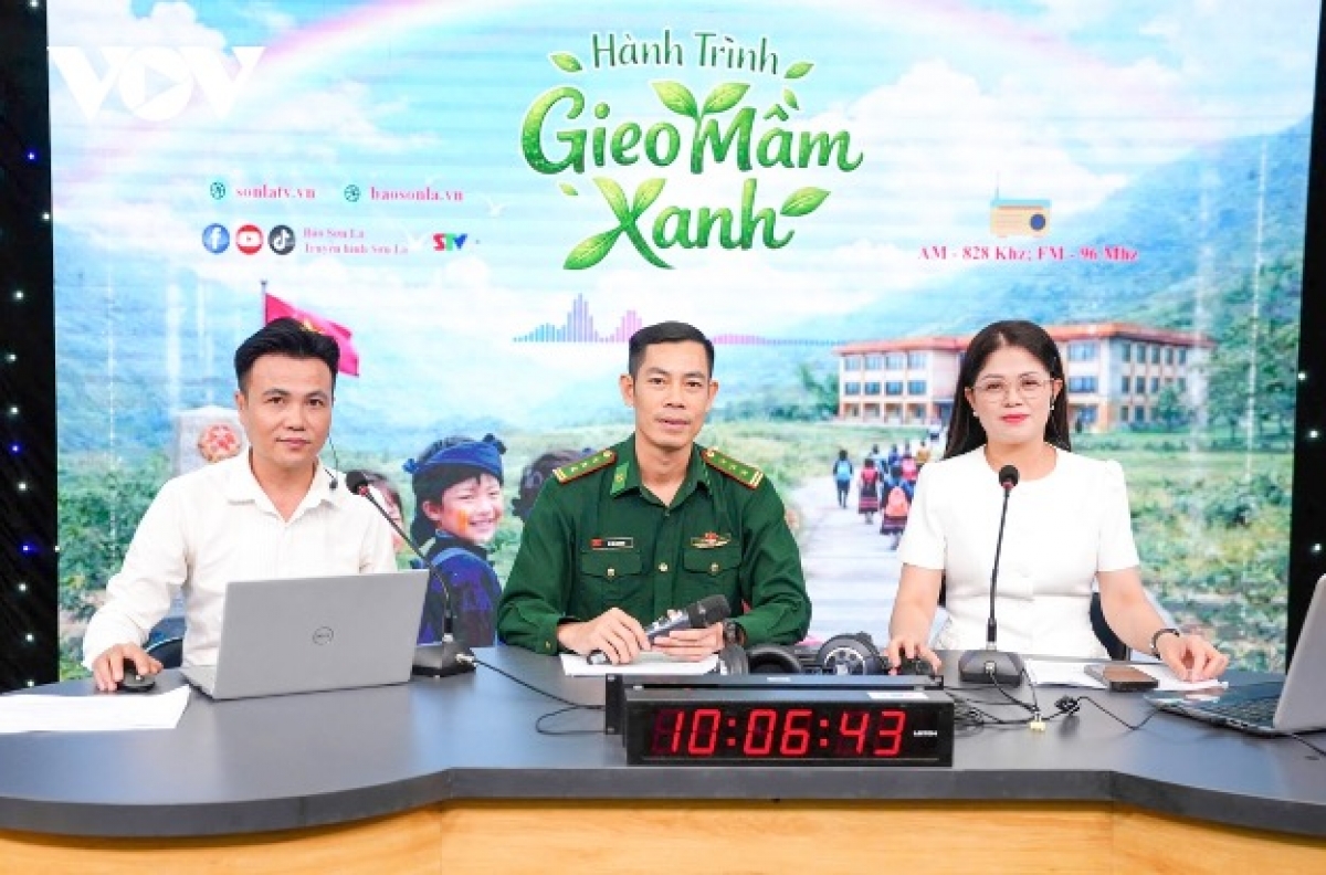 Hạng mục Phát thanh trực tiếp tại Liên hoan Phát thanh toàn quốc lần thứ XVII ghi nhận sự tham gia của 26 đội thi, trong đó có nhiều ê-kíp giàu kinh nghiệm, từng ghi dấu ấn qua các kỳ liên hoan trước. Thời lượng chương trình linh hoạt từ 30 đến 45 phút tạo thêm không gian để các nhóm thi thể hiện chiều sâu nội dung cũng như bản lĩnh xử lý tình huống trực tiếp. (Ảnh: Ê-kíp của Báo và PTTH Sơn La tại chương trình)