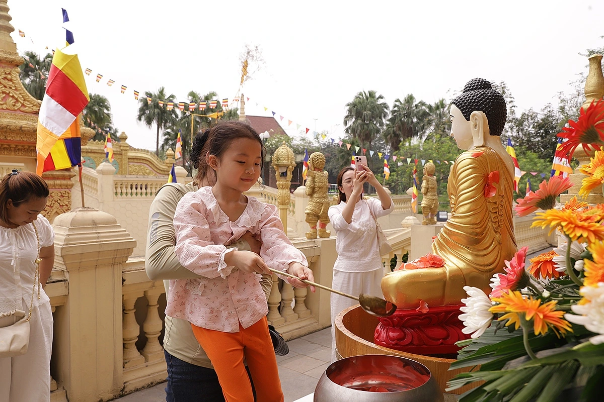 Chị Vũ Thị Hồng Nhung (Hà Nội) cùng con gái tham gia lễ hội, chia sẻ: “Đây là lần đầu tiên tôi và con tham gia Tết Chôl Chnăm Thmây. Những nghi lễ như tắm tượng Phật hay đắp núi cát không chỉ đẹp mà còn mang ý nghĩa rất nhân văn, giúp các con hiểu hơn về lòng biết ơn và hướng thiện”.