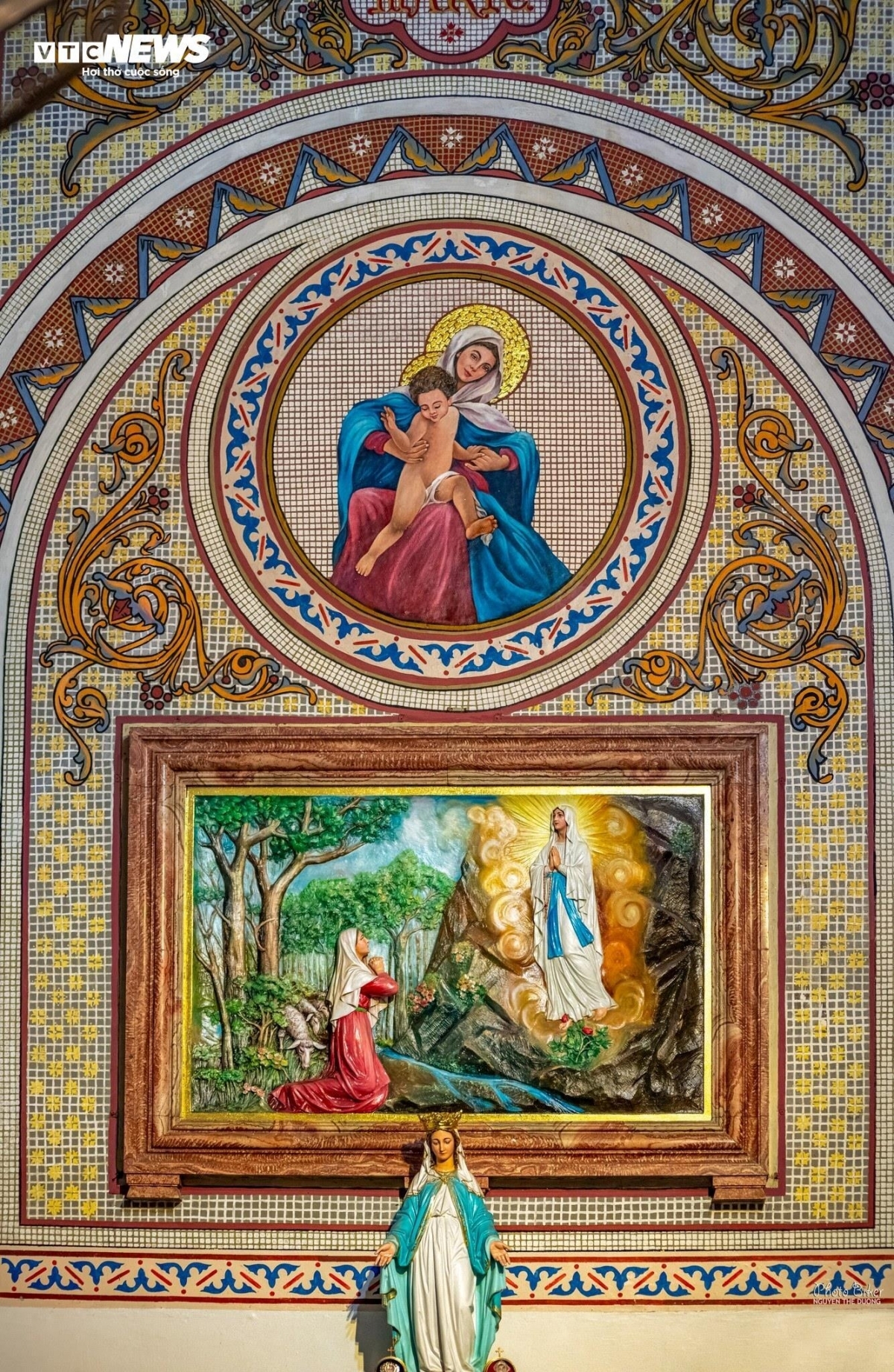 ປ່ອງຢ້ຽມກະຈົກສີເລົ່າເລື່ອງໄລຍະທາງທີ່ຫຍຸ້ງຍາກລຳບາກຂອງພະເຢຊູ, ສ້າງເປັນພື້ນທີ່ທີ່ມີທັງ ເຄົາລົບນັບຖື ທັງມີສິລະປະ.