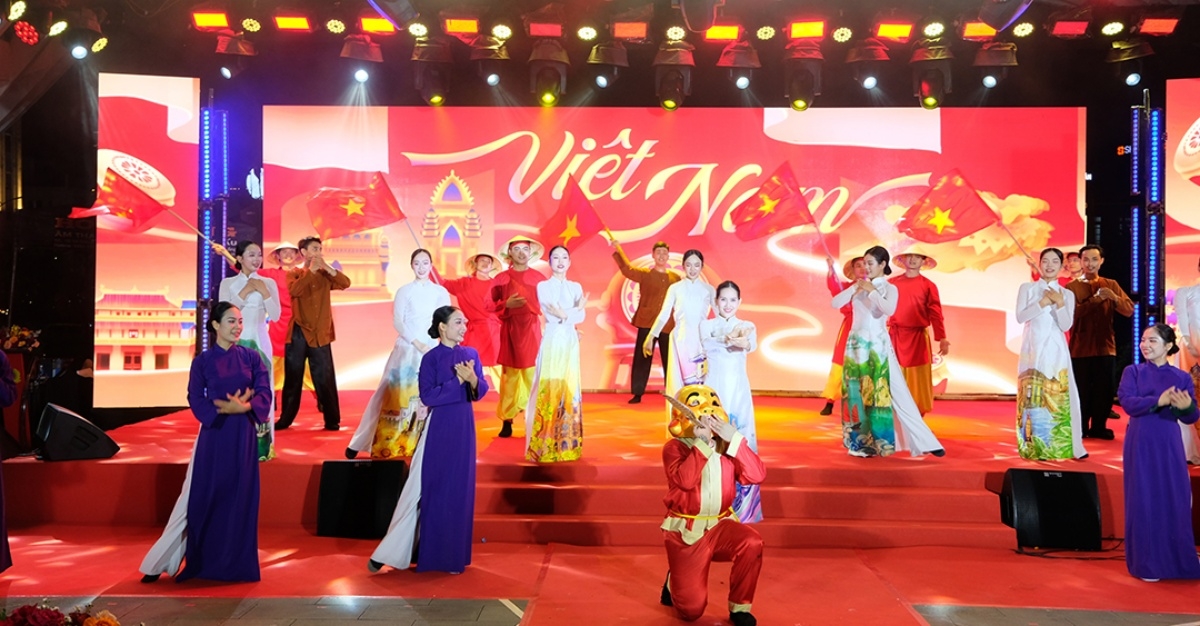   Gala “ປະ​ເທດ​ຊ​າ​ດ​ສະ​ຫງົບ​ສຸກ” (ພາບ: VOV)