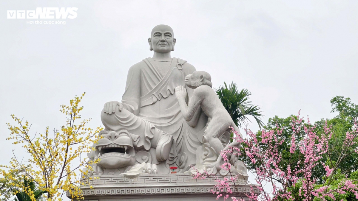 Tượng thiền sư Lý Vạn Hạnh trong khuôn viên chùa Tiêu.