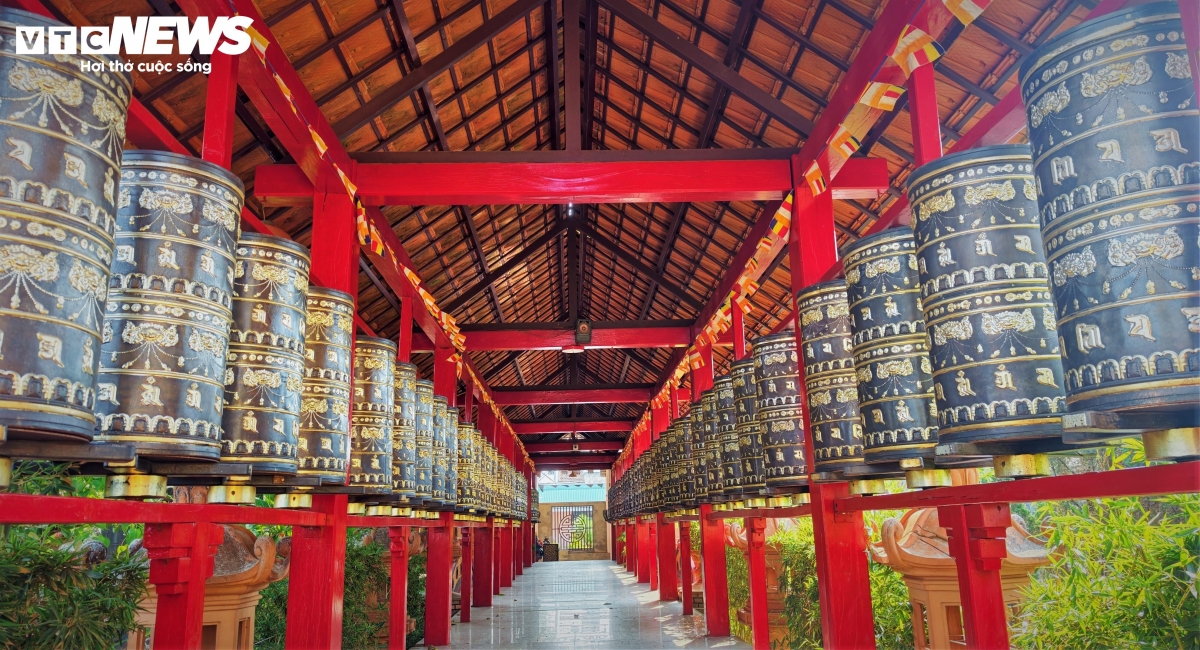 Điểm nhấn nổi bật khác tại chùa Bửu Minh là hệ thống 63 trụ kinh luân (1 trụ lớn và 62 trụ nhỏ) thay vì các loại chuông đúc truyền thống. Các trụ kinh luân được làm bằng đồng, chạm khắc tinh xảo, có thể đi quanh và quay các trụ để cầu bình an, tạo nên không gian tâm linh trang nghiêm, độc đáo.