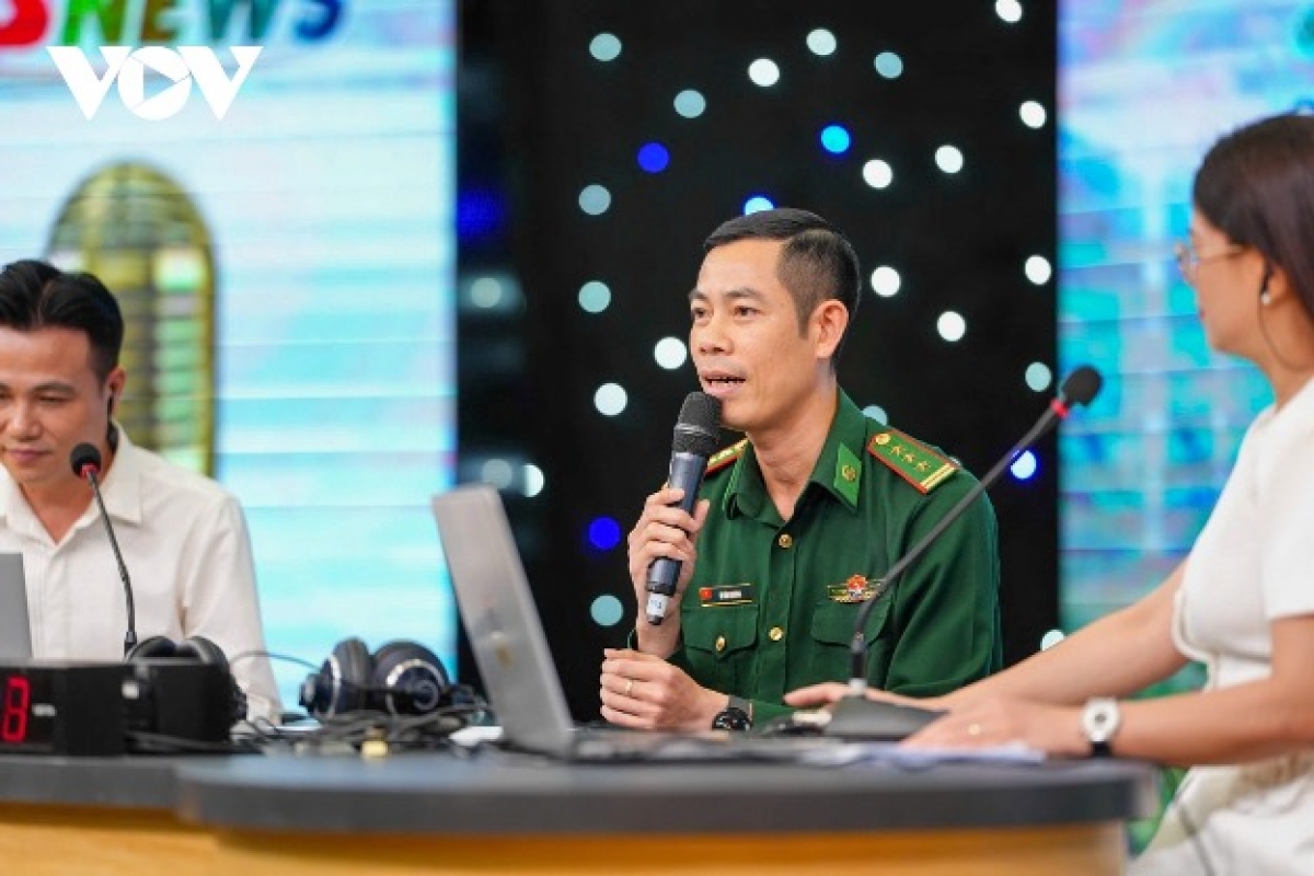 Tại kỳ Liên hoan năm nay, ngoài việc chấm điểm nội dung, Ban Giám khảo còn đánh giá toàn diện từ giọng dẫn MC đến khả năng phối hợp của các thành viên tham gia ê-kíp. Những tiêu chí này nhằm tôn vinh các chương trình có cách thể hiện hấp dẫn, lôi cuốn, đồng thời xử lý linh hoạt các tình huống phát sinh trong quá trình kết nối với hiện trường - yếu tố đặc thù của phát thanh trực tiếp. (Ảnh: Ê-kíp của Báo và PTTH tỉnh Sơn La dự thi tại chương trình)