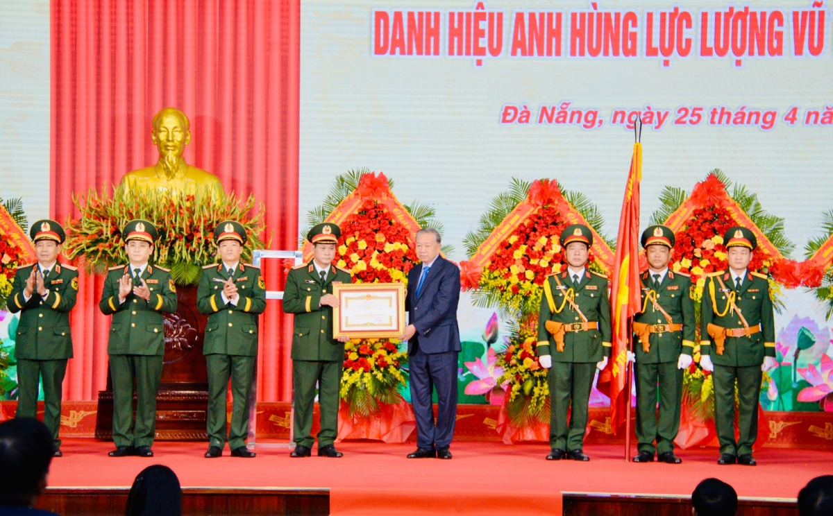 General Secretary and President To Lam presents the title of Hero of the People's Armed Forces to Military Region 5, Ministry of National Defense. Photo: Van Hieu/VOV