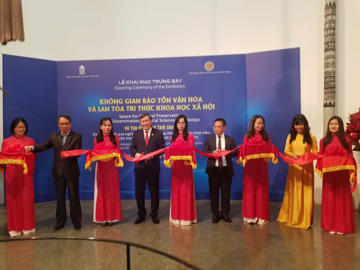 Delegates cut the ribbon to open the exhibition on April 11, 2026 in Hanoi (Photo: VOV)