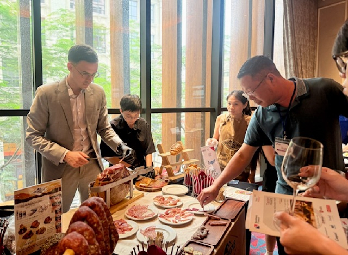 Les produits de charcuterie et les fromages français séduisent de plus en plus les consommateurs vietnamiens. Photo: Phuong Anh/VOV5