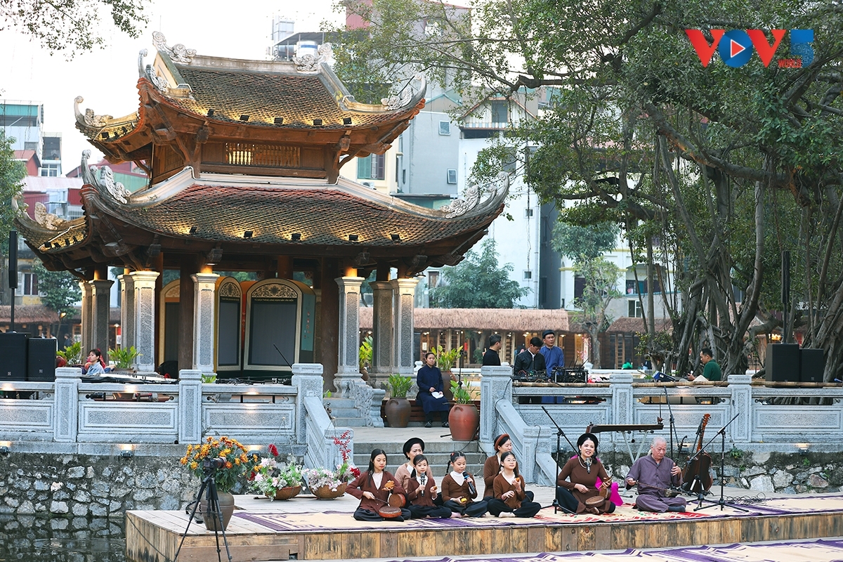 ພິເສດ, ບົດລະຄອນໄດ້ປ່ຽນໃໝ່ຢ່າງຕໍ່ເນື່ອງ ແລະ ບໍ່ຊ້ຳກັນໃນແຕ່ລະມື້ສະແດງ, ລາຍການໄດ້ນຳເອົາການສັງເກດດ້ວຍຫຼາຍແງ່ມູມກ່ຽວກັບສິລະປະທີ່ເປັນມູນເຊື້ອໃຫ້ແກ່ມະຫາຊົນ ແລະ ແຂກທ່ອງທ່ຽວສາກົນ.