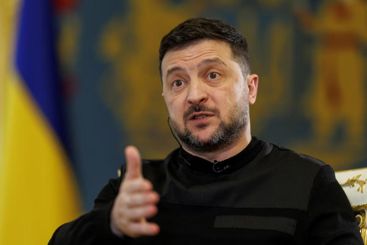 El presidente ucraniano, Volodímir Zelenski, pronuncia un discurso a su llegada a la cumbre de la Unión Europea en Ayia Napa, Chipre, el 23 de abril de 2026. Foto: AP/Petros Karadjias