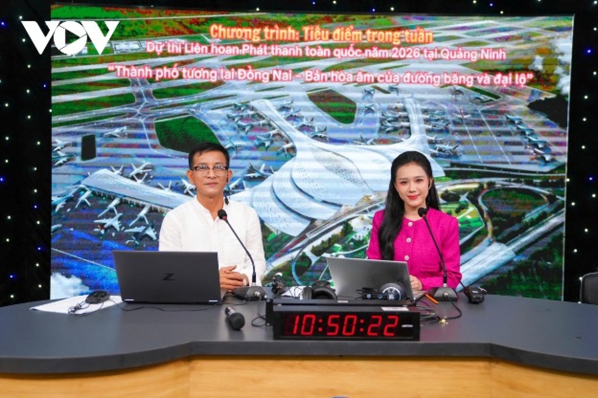 Ông Huỳnh Thăng Long - Phó Giám đốc Trung tâm Sản xuất và Lưu trữ chương trình (Đài Tiếng nói Việt Nam) cho biết, tại kỳ Liên hoan Phát thanh toàn quốc lần này, phần thi Phát thanh trực tiếp sẽ diễn ra từ ngày 9-12/4. Điểm mới của Liên hoan năm nay là tất cả các đơn vị tham gia đều thực hiện livestream trực tiếp trên các nền tảng số trong quá trình dự thi tác phẩm phát thanh trực tiếp. Đây là nét đổi mới đáng chú ý, cho thấy sự đầu tư, chuẩn bị kỹ lưỡng của các đơn vị tham gia và hứa hẹn sẽ mang đến không khí thi đua sôi động. (Ảnh: Phần thi của ê-kíp Báo và PTTH Đồng Nai tại chương trình)